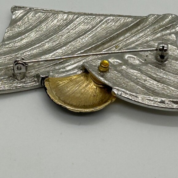 Vintage Art Deco-Inspired Flapper Brooch Silver-Toned Texture Gold-tone Profile - Picture 16 of 16